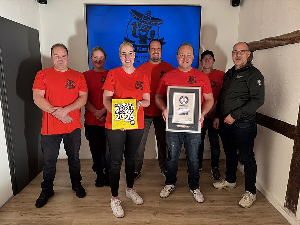 Bürgermeister Christian Carl (r.) gratuliert Marius Jakobi, Kim Klaaßen, Ricarda Scholand, Christian Otte, Kevin Wells und Andreas Koller (v.l.) zu ihrem Eintrag ins Guinness World Records Buch 2026. - © Stadt Bad Wünnenberg