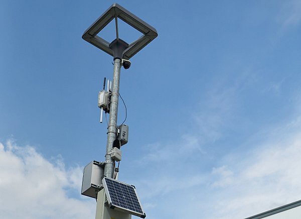Bestandteil der smarten Infrastruktur: In Lemgo sind „IoT-Masten“ platziert, mit denen das Fraunhofer-Institut mit der Alten Hansestadt Lemgo Daten über Wetter, Verkehr und mehr aufnimmt. - © Fraunhofer-Institut
