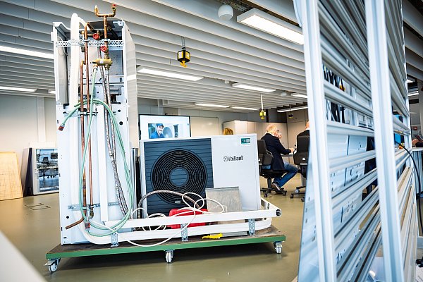 Die Wärmepumpe ist mehr als nur ein Kasten: Neben dem Außenteil (rechts) gehören in der Regel auch ein Innenteil (links) und Speicher sowie Leitungen für Strom und Wasser dazu. Kosten von 30.000 bis 40.000 Euro oder mehr sind für ein Einfamilienhaus möglich, aber Förderprogramme helfen. - © Barbara Franke