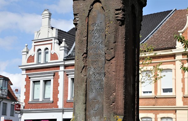 Eine Inschrift am Brunnen erinnert an Graf Dodiko. - © Simone Flörke