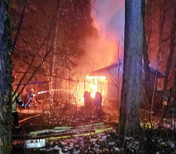 Mitten im Wald musste die Feuerwehr die brennende Scheune löschen. - © Feuerwehr Borchen