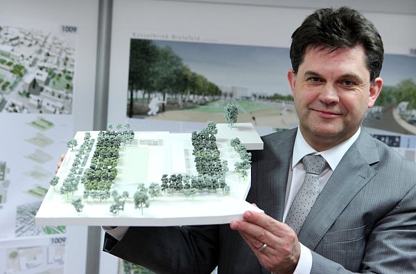 Ein Blick zurück: Gregor Moss mit einem Modell des Kesselbrinks, der 2011 zur Neugestaltung anstand. - © Oliver Krato