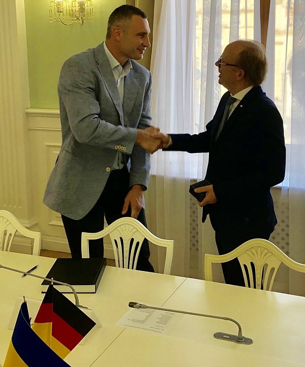 Während des Besuchs in Kiew traf André Kuper auch Vitali Klitschko, Bürgermeister von Kiew. - © NW