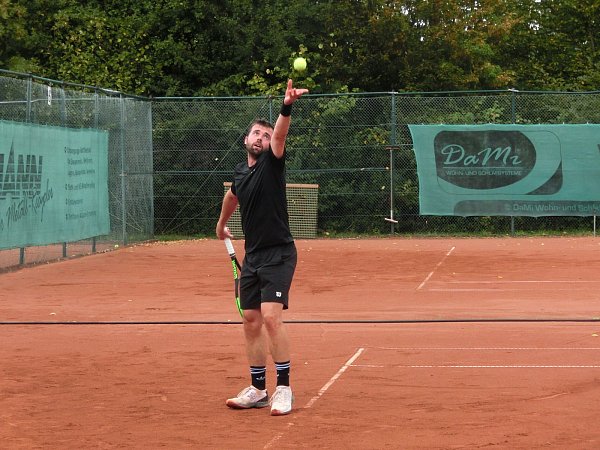 Aufschlag zum Heimsieg: Sebastian Boehmfeld vom TC Hiddenhausen triumphierte in der "Königsklasse" der Herren. Fotos (2): Sven-Olaf Mayer - © Sven-Olaf Mayer