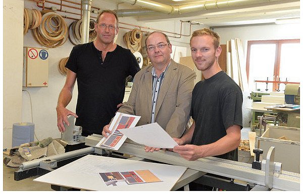 Tischlermeister Detlev Klusmann (l.), Projektkoordinator Thilo Struck (r.) und Projektinitiator Professor Hörstmeier.