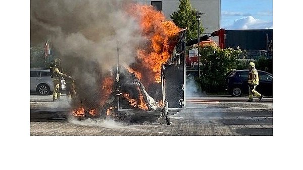Bei Eintreffen der Feuerwehr steht der Imbisswagen am Samstagnachmittag bereits in Flammen. - © Feuerwehr Paderborn
