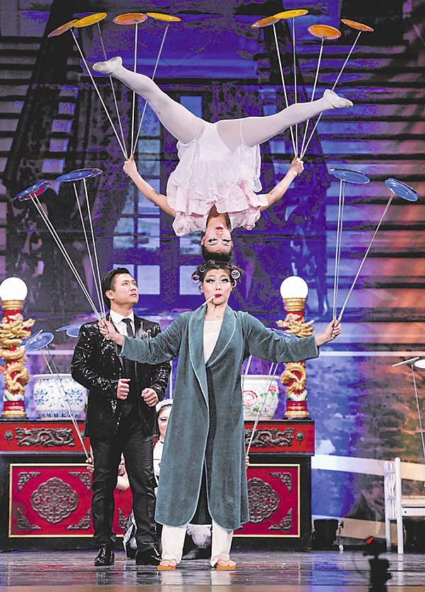 Mit Zigarette und Lockenwicklern: Eine Jongliernummer aus dem neuen Programm des Chinesischen Nationalcircus. - © Tim Foltin