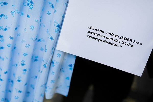 Gezeigt werden Kleider, die Frauen trugen, als sie vergewaltigt wurden. - © picture alliance/dpa