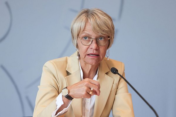 Dorothee Feller (CDU), Schulministerin in Nordrhein-Westfalen: "Habe da keine Worte für." - © Oliver Berg/dpa