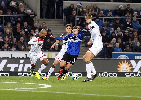 Diesen Ball wird Leandro Putaro zum 1:0 im Tor versenken. - © Wolfgang Rudolf