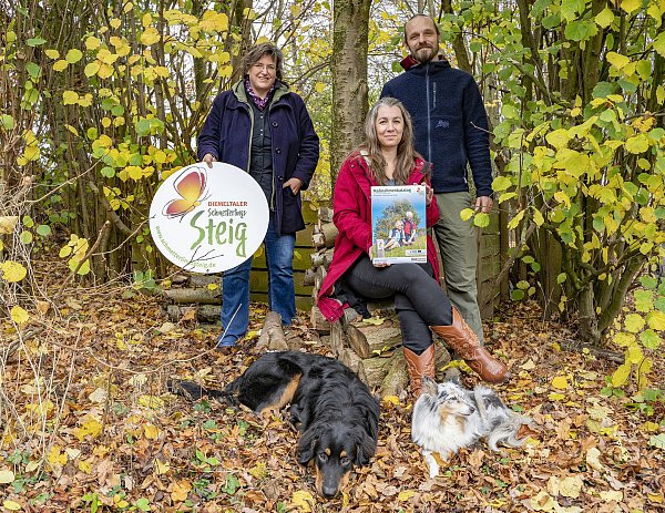 Miriam Emme von der Firma Truedesign präsentiert gemeinsam mit ihrem Ehemann Ruben Emme und Christiane Sasse von der LAG Kulturland Kreis Höxter e.V. den Maßnahmenkatalog zum Diemeltaler Schmetterlingssteig. - © Karl-Heinz Wiemers