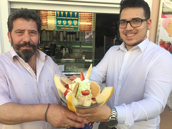 Fruchtig: Cosimo Argentiero (l.) und Sohn Giuseppe, Inhaber der Gelateria il Baffino, präsentieren ihren Spezialitätenbecher vor der kleinsten Eisdiele Herfords an der Radewiger Straße. - © Axel Strötker