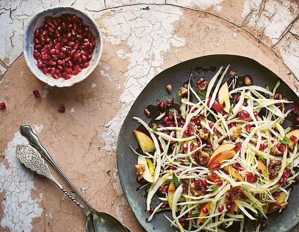 Die Zubereitung des Winter-Tabouleh mit Apfel & gerösteten Esskastanien ist wesentlich leichter als die gängige Tabouleh, nämlich: einfach die Zutaten vermischen. - © Nassima Rothacker Aus: KARAM – gemeinsam genießen. Orientalische Rezepte & Gastfreundschaft. Sieveking Verlag, 2019.