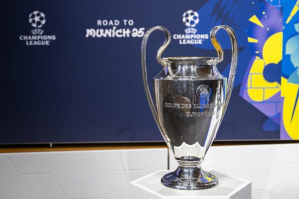 Die Champions-League-Trophäe während der Auslosung der Playoffs der K.o.-Phase der UEFA Champions League im UEFA-Hauptquartier in Nyon. - © Martial Trezzini/KEYSTONE/dpa