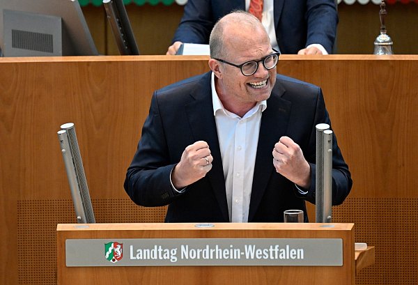 SPD-Fraktionschef Jochen Ott wirft NRW-Ministerpräsident Hendrik Wüst (CDU) mangelnden Einsatz in der Causa Thyssenkrupp vor. - © Roberto Pfeil/dpa