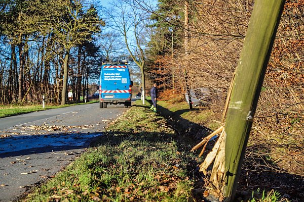 Das Auto des Güterslohers prallte gegen einen Baum und zwei Strommasten. - © Paul Brinkmann