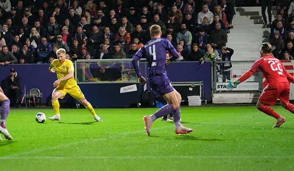 Andreas Voglsammer lässt einen VfL-Verteidiger ins Leere laufen und vollendet zum 1:0-Siegtreffer. - © Andreas Zobe