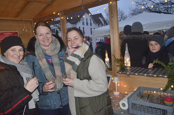 Irina Leimkühler (v.l.), Christina Budde und Bianca Neumann verkaufen Chirstkindlbowle und alkoholfreien Punsch am Stand des Fördervereins der Grundschule Lipperreihe. - © Sibylle Kemna
