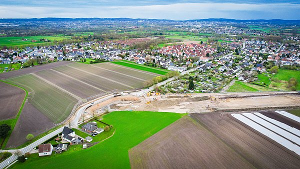 Auf diesem Bild aus der Luft ist die Baustelle der L712n im Bereich der Brücke an der Milser Straße zu sehen. Wenn die Landstraße fertiggestellt ist, wird eine geringere Lärmbelastung erwartet. - © Mike-Dennis Müller / www.mdm.photo