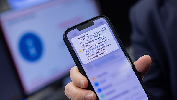 Über Smartphones wird über Warnungen und Entwarnungen informiert. - © dpa-tmn