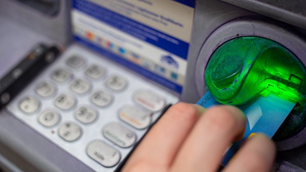 Gebühren und versteckte Kosten erschweren den Überblick bei den Angeboten für Girokonten. - © dpa