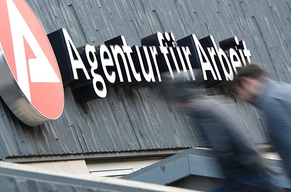 Die Gütersloher Agentur für Arbeit bietet die Möglichkeit, mit einer VR-Brille in verschiedene Berufswelten einzutauchen. - © dpa