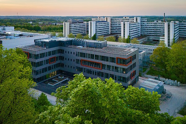 Das R4 bietet Büros mit insgesamt mehr als 3.700 Quadratmetern Nutzfläche. Im Hintergrund das Hauptgebäude der Universität. - © Universität Bielefeld / Mike-Dennis Müller