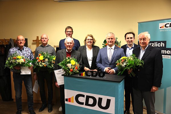 Werner Schlottmann (r.), Wilhelm Haverkamp (v. l.), August-Wilhelm Schmale, Cord Peitsmeyer und Werner Vehlber wurden von Anja Kittel, Henning Vieker und Florian Hemann für ihre Treue zur Partei geehrt. - © rw-system