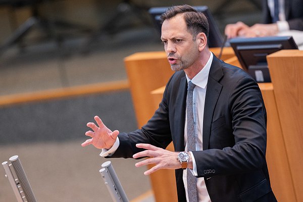 FDP-Politiker Marc Lürbke im Plenum des NRW-Landtags. - © dpa