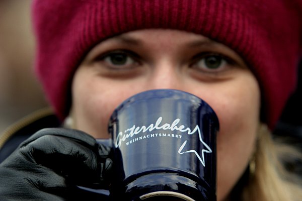 Bisheriges Modell: Aus diesen Tassen, bedruckt mit einem Schriftzug, der in einem Stern ausläuft, trinken die Gütersloher schon seit 2009. - © Lennart Krause