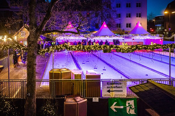 Das Eisstockschießen auf Eis aus Kunststoff ist als Attraktion auf dem Klosterplatz erst zum zweiten Mal dabei. Das Angebot hat jedoch seinen Preis. - © Mike-Dennis Müller
