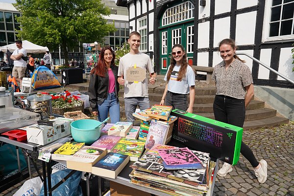 Sofia (v.l.), Max, Grace und Zara haben Bücher und Klamotten zur letzten Ausgabe des Flohmarktes in der Bünder Innenstadt mitgebracht. - © Yvonne Gottschlich