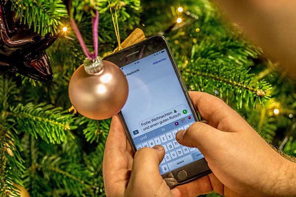Weihnachtliche Grüße können auch als SMS oder im Whatsapp-Status verschickt werden. - © dpa