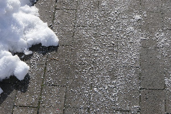 Streusalz ist in manchen Kommunen oder Städten verboten oder nur bedingt zugelassen. - © Yvonne Gottschlich