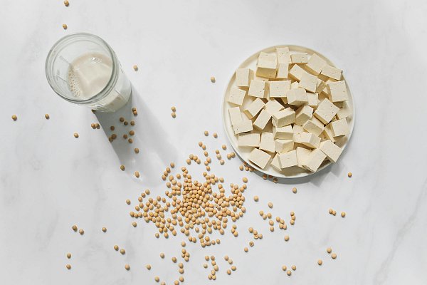 Naturtofu kann in veganen Gerichten als gute Protein-Quelle dienen. - © pexels