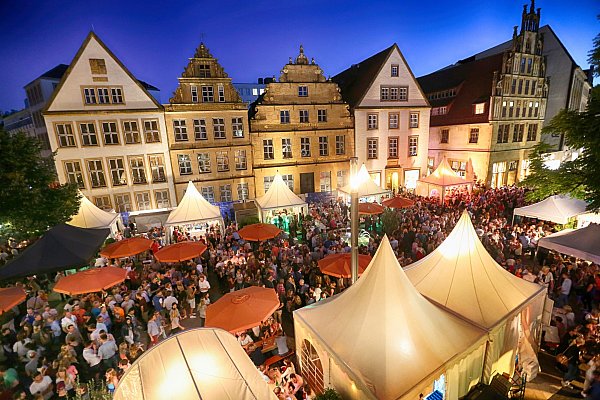 Der Weinmarkt in Bielefeld ist jedes Jahr ein Treffpunkt für tausende Weinliebhaber. - © Sarah Jonek