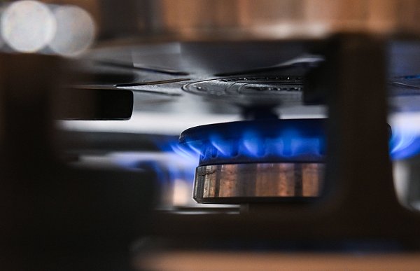 Flammen sind an einem Gasherd unter einem Topf zu sehen. Die Preissteigerungen hängen auch mit gesunkener Nachfrage nach Gas zusammen. - © Marijan Murat/dpa