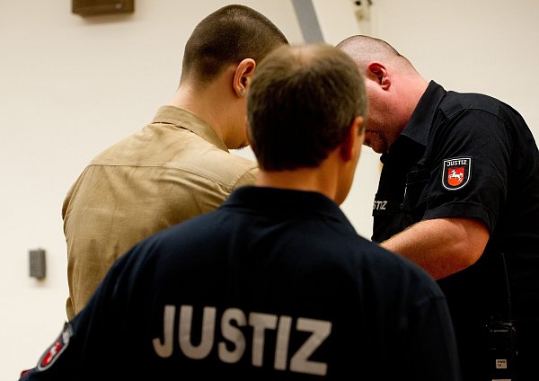 Der Angeklagte wird zu 12 Jahren Haft im Maßregelvollzug verurteilt. - © dpa