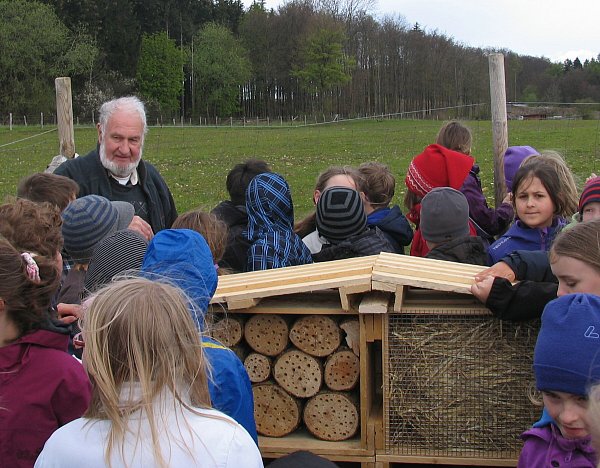 Den Kindern die Natur näherbringen, war Theo Elberich wichtig. Hier baut er 2012 ein Insektenhotel mit Bad Driburger Grundschülern. (Archivbild) - © Josef Köhne
