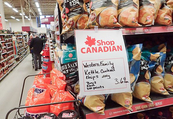 5. März: In einem Supermarkt im kanadischen Vancouver weist ein Schild auf kanadische Produkte hin. Einige Supermärkte haben US-amerikanische Produkte aus ihren Regalen entfernt. - © IMAGO/Xinhua
