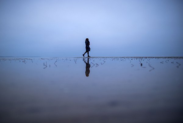 Bei einsamen Personen erhöht sich das Risiko für Krankheiten wie Depression, Angststörungen, Schlaganfall, Herzinfarkt, Krebs und Demenz. - © Jens Büttner/dpa