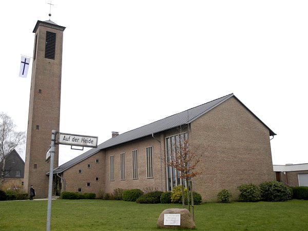 Vor mehr als 60 Jahren geweiht: die Kirche in Herringhausen. - © Ralf Bittner