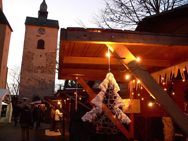 Gemütliche Atmosphäre: Die kleinen Hütten rund um die Engeraner Stiftskirche werden stimmungsvoll beleuchtet. - © Mareike Patock