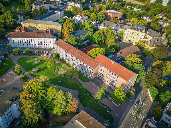 Für die dringend notwendige räumliche Erweiterung Gymnasium am Waldhof (rechts) ist das einstige Haus des Handwerks, bis 2019 als Disco genutzt (links), eine Option. - © Mike-Dennis Müller