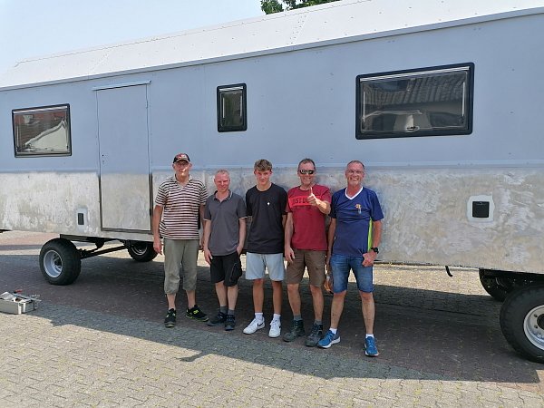 Vor dem Bauwagen im Kreis Gütersloh stehen die Feuerwehrleute Heinz-Gerd Nienkemper (v.l.), Stefan Heimeier, Luca Löhner, Dietmar Massjosthusmann und Ulriche Strecker. - © Marion Pokorra