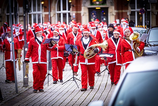 Beim Santa Run in der Altstadt gibt es einen Dresscode. - © Mike-Dennis Müller