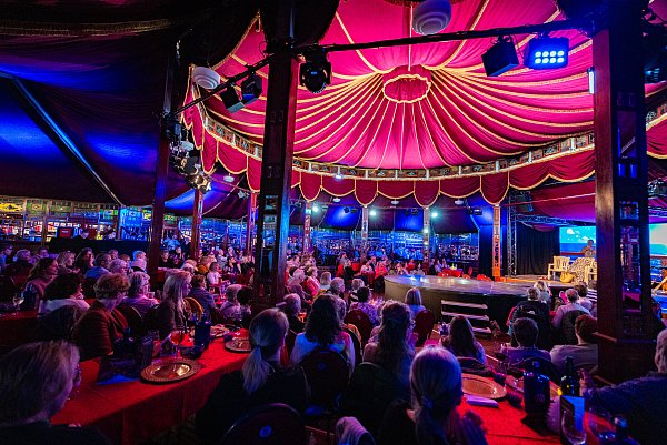 Schon im letzten Jahr waren die "Weiber" im Spiegelzelt - jetzt geht der Wahnsinn weiter. - © Mike-Dennis Müller