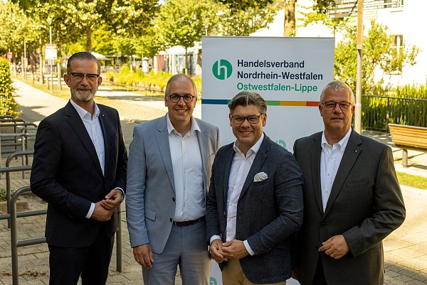 Der Hauptgeschäftsführer des OWL-Handelsverbands Jan-Erik Weinekötter mit dem Ortsvorsitzender Christian Schmidt, IHF-Geschäftsführer Boris Hedde und dem Vorsitzenden Johannes Beverungen. - © Handelsverband OWL