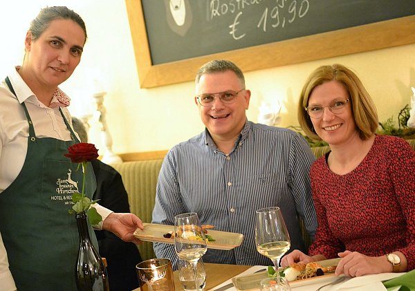 Andreas und Marion Vergin gingen zum ersten Mal mit auf die kulinarische Rundreise. Ejvis Tominaj servierte im Hotel-Restaurant "Zum braunen Hirschen" den ersten Gang. - © Silke Riethmüller