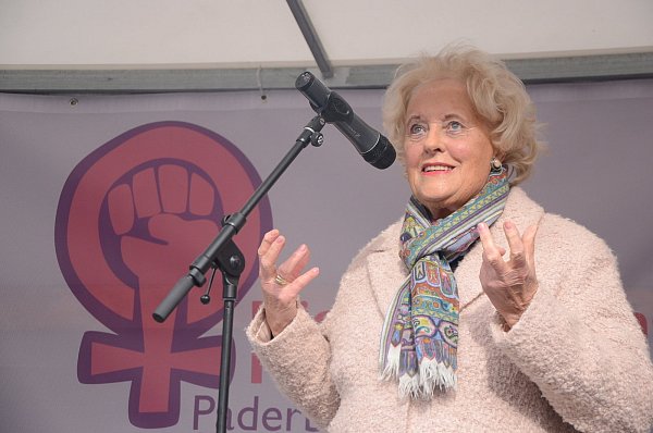 Sozialdemokratin und Paderborner Urgestein für Frauenrechte Marlene Lubek verdeutlichte auf humorvolle Art die Deutlichkeit und Wichtigkeit des Internationalen Frauentages. - © Carmen Behrens